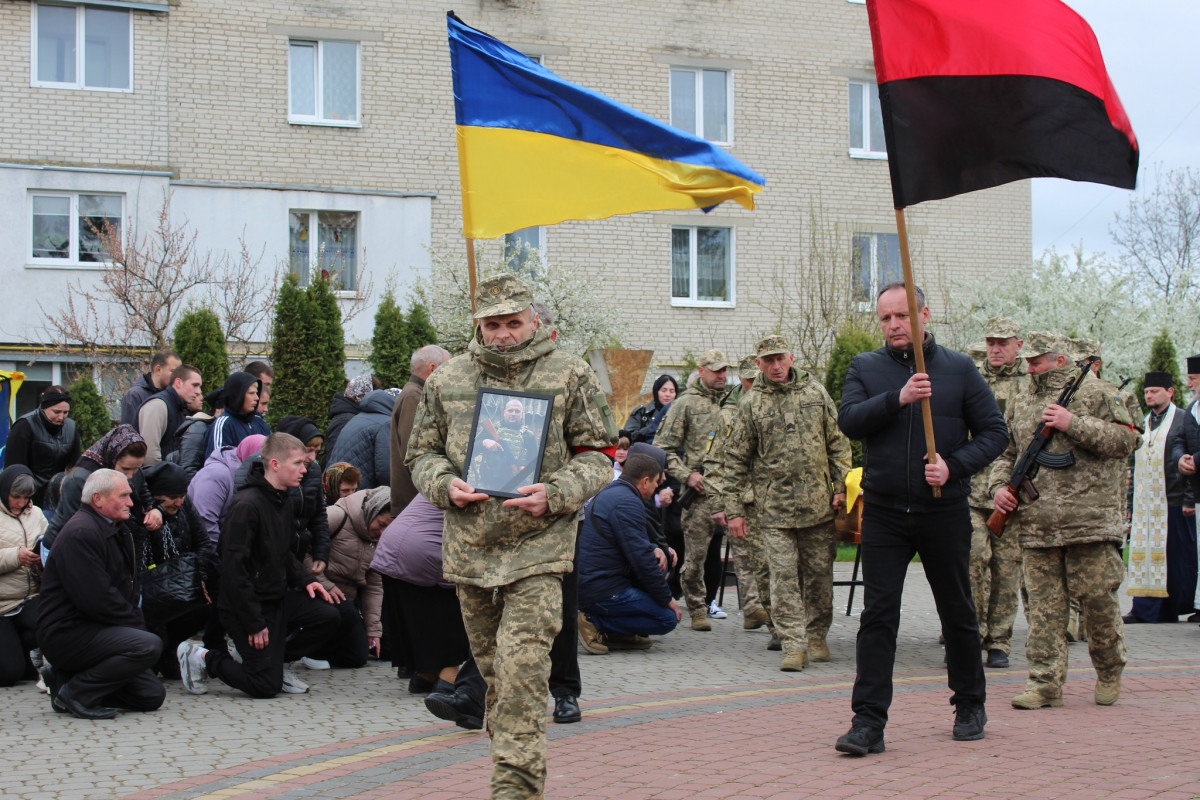 «Тепер тато захищатиме з небес»: волиняни попрощалася з 25-річним Антоном Хвостюком