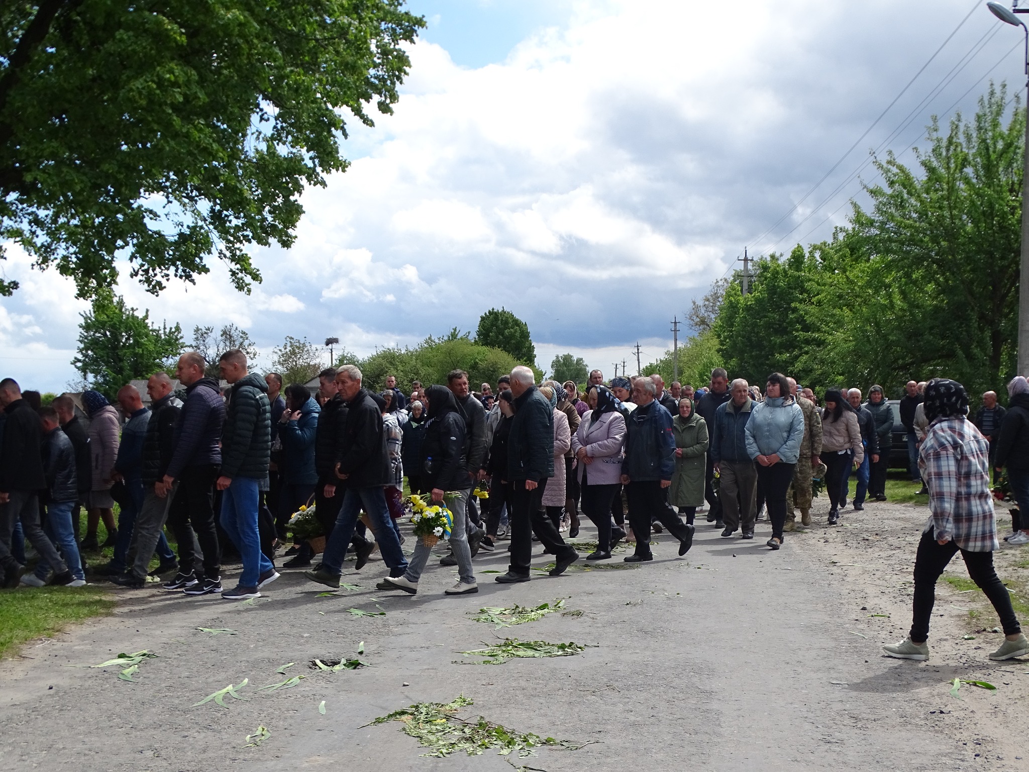«Вивозив з поля бою поранених, рятував життя, повертав тіла загиблих»: на Волині сотні людей провели в останню дорогу Героя Володимира Кміна
