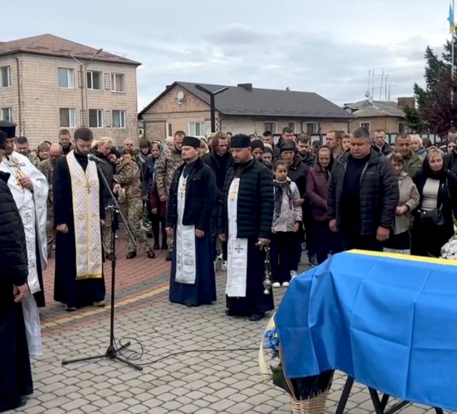 Весільний коровай розділили на кладовищі: на Волині попрощалися з молодими Героєм Сергієм Уляницьким