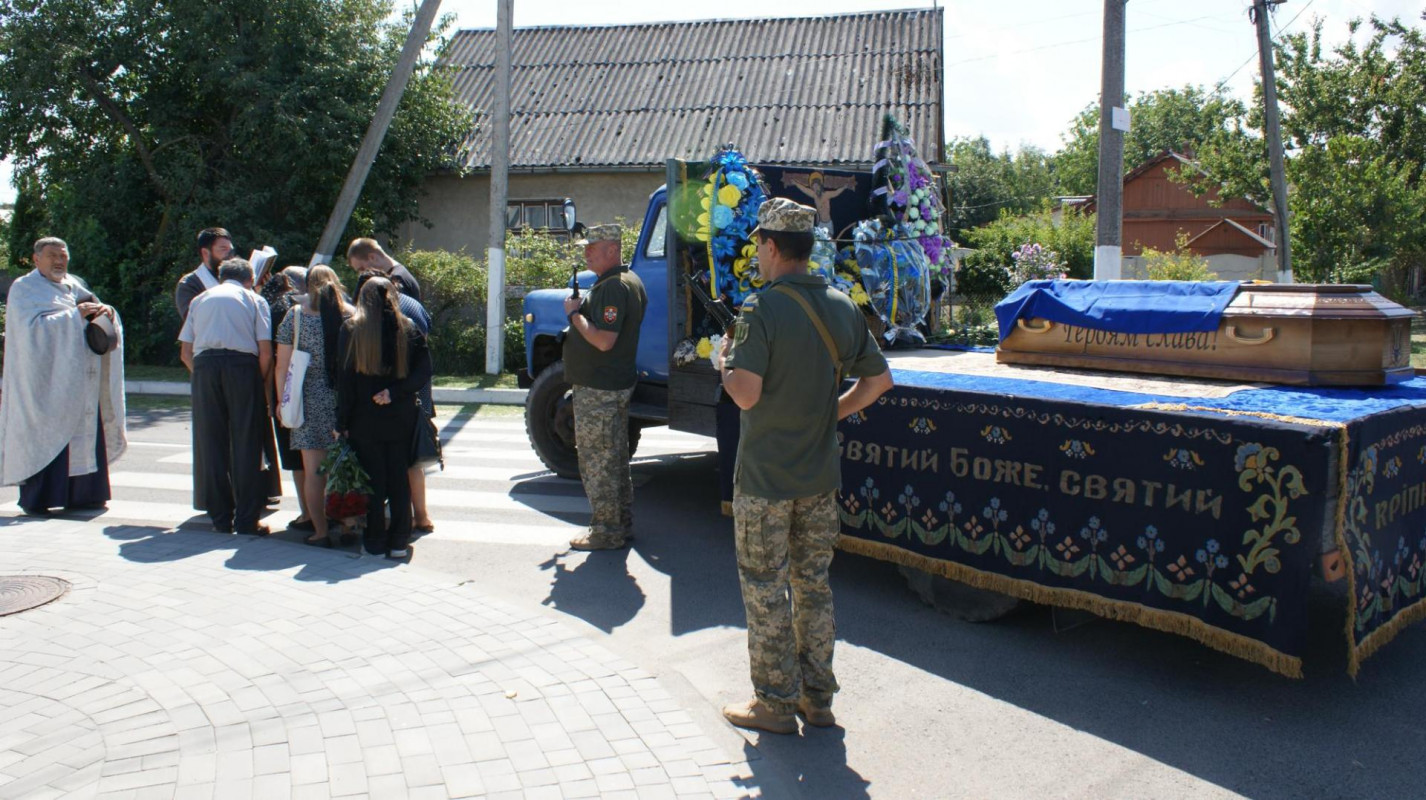 Не встиг натішитися першою онучкою: на Волині провели в останню дорогу воїна Олексія Калюха