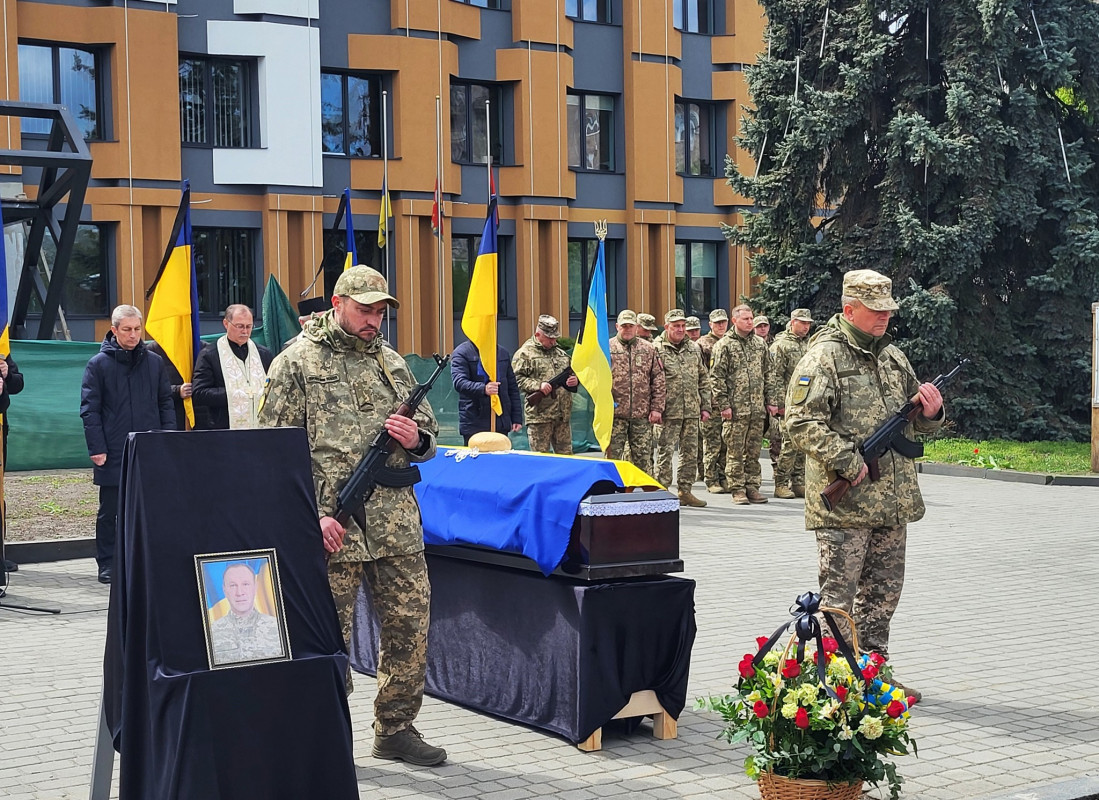 Понад півтора року вважався зниклим безвісти: на Волині провели в останню земну дорогу воїна Валерія Антонюка