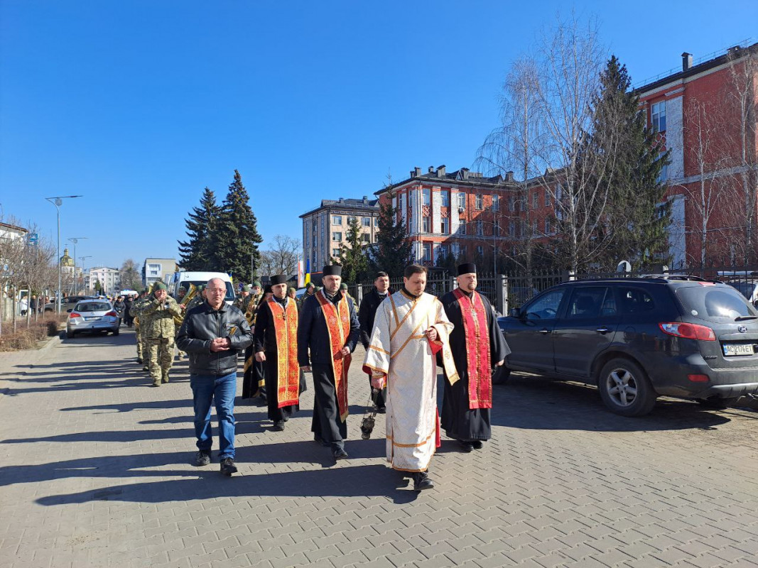 Мав приїхати у відпустку, а повернувся навіки «на щиті»: на Волині попрощалися з Героєм Олександром Маслом