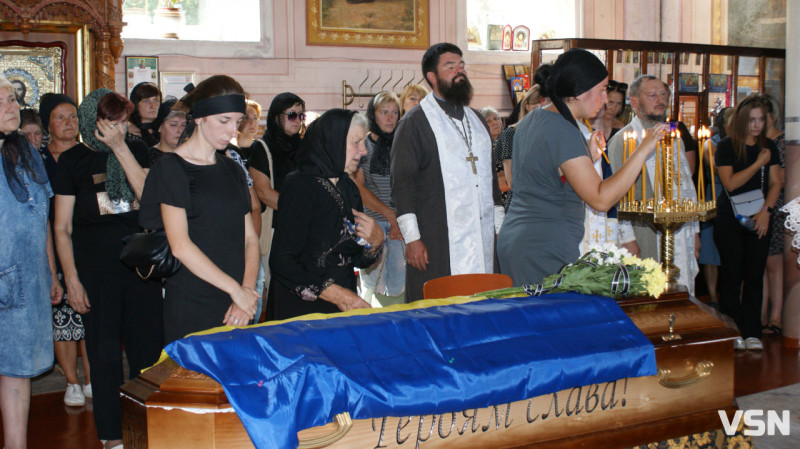 Рідні сподівалися, що в полоні, але дива не сталося: у Рожищі провели в останню путь воїна Миколу Катеринюка