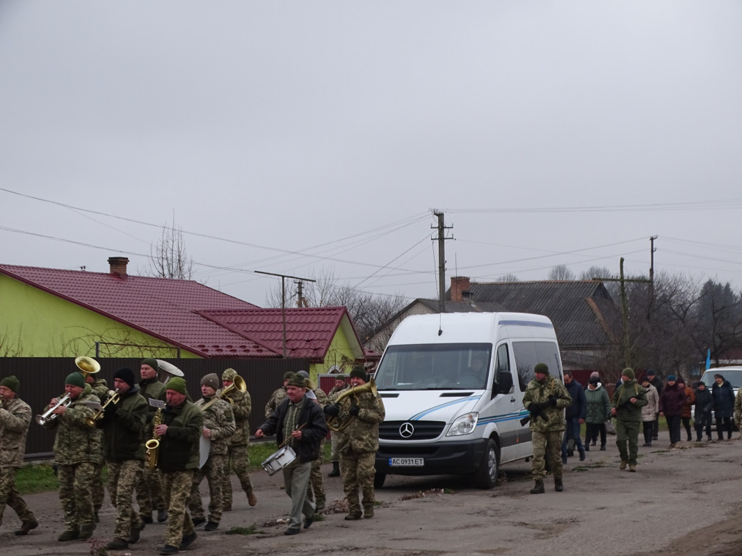 Життя воїна обірвалося на пів слові... Йому назавжди 39: на Волині в останню дорогу провели Героя Дениса Гаврилюка