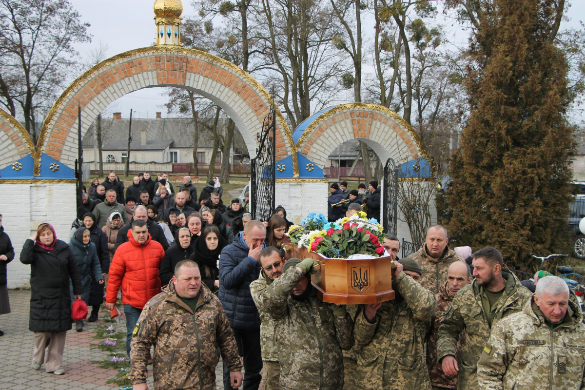 Йому навіки 25 років: на Волині всім селом прощалися з молодим Героєм Богданом Борисюком