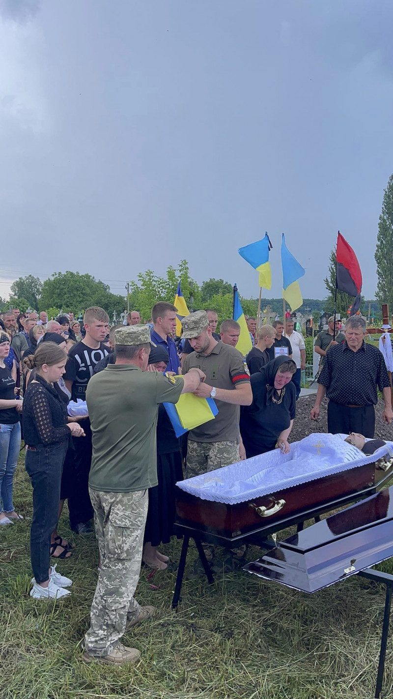 Волиняни на колінах з повним серцем болю попрощалися із загиблим Героєм Володимиром Сидляром