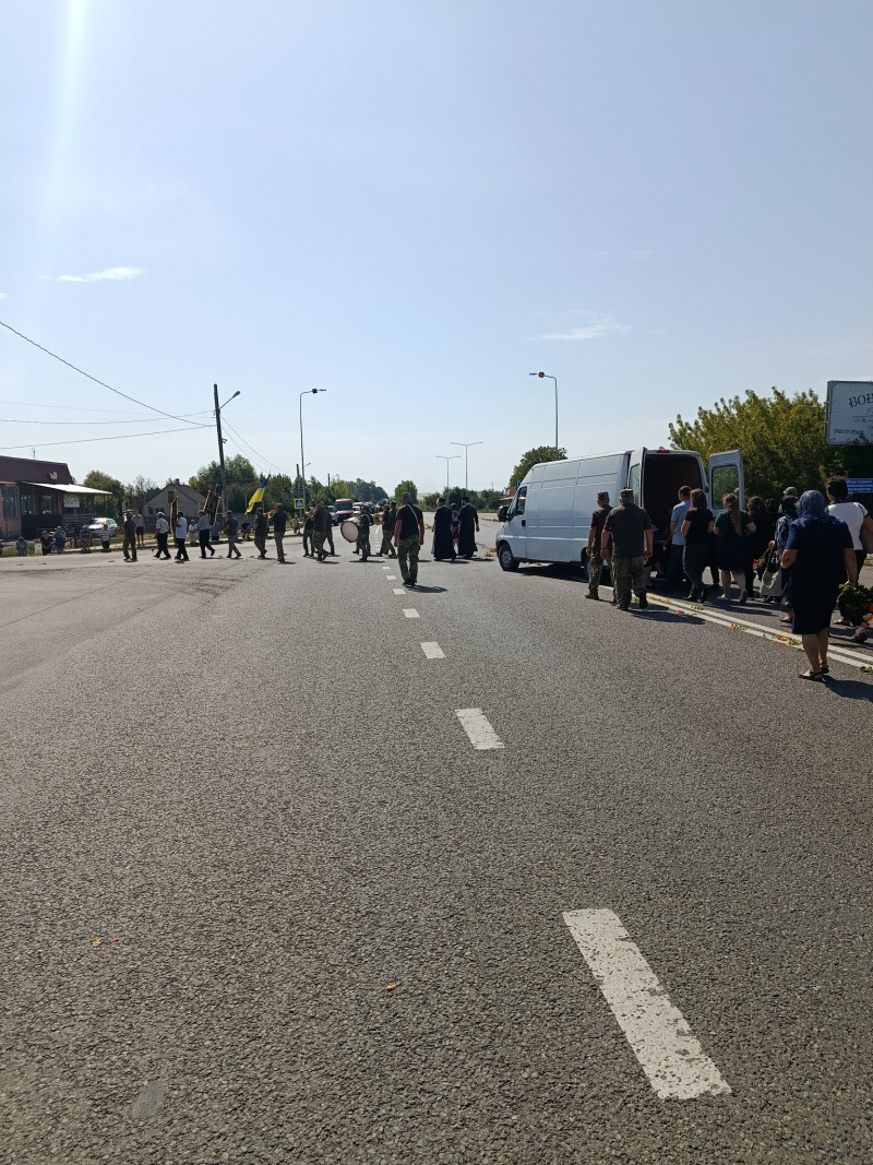 18 місяців вважався зниклим безвісти: на Волині провели в останню дорогу Героя Миколу Пеприка