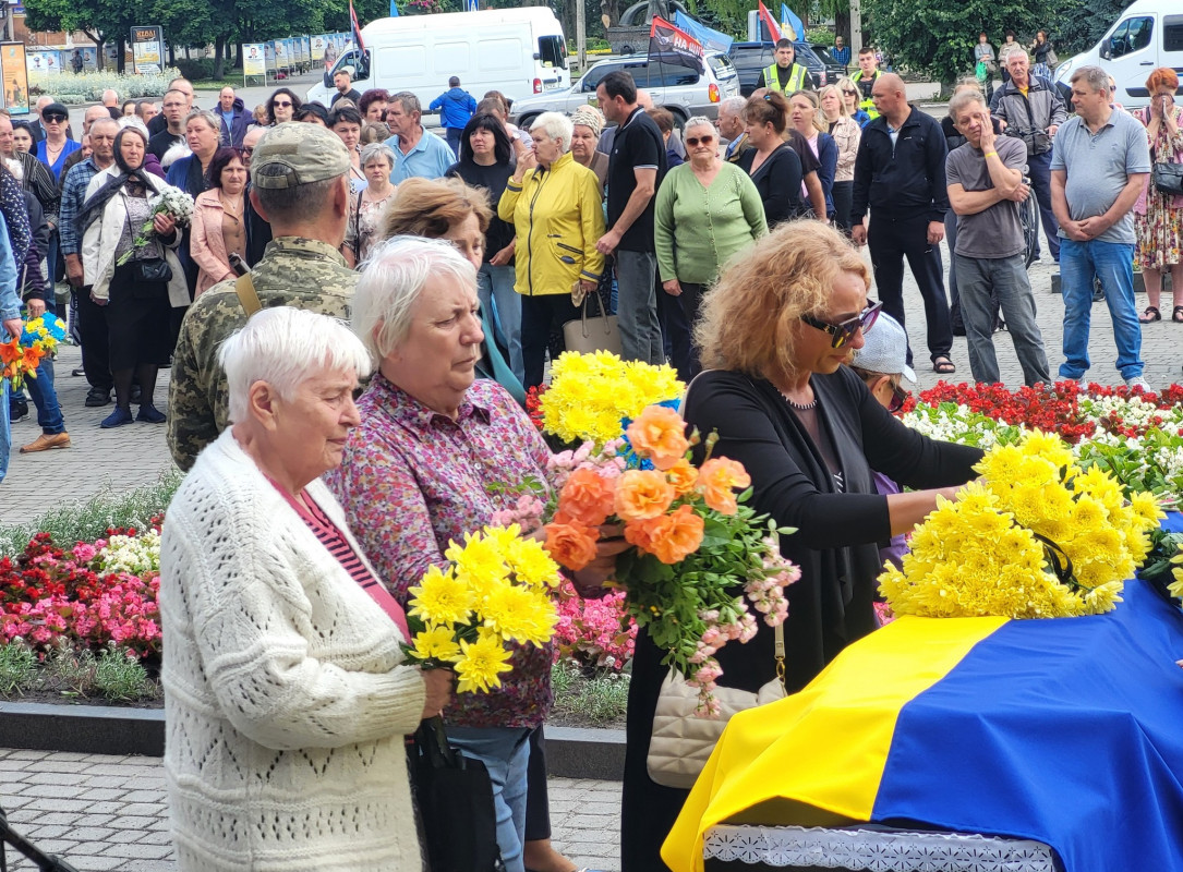 Надію родини змінила страшна звістка: на Волині попрощалися з Героєм Віктором Дорощуком, який довгий час вважався зниклим безвісти