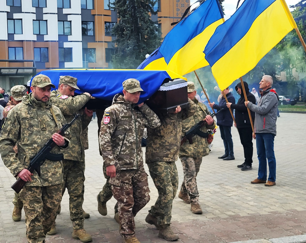 Понад півтора року вважався зниклим безвісти: на Волині провели в останню земну дорогу воїна Валерія Антонюка