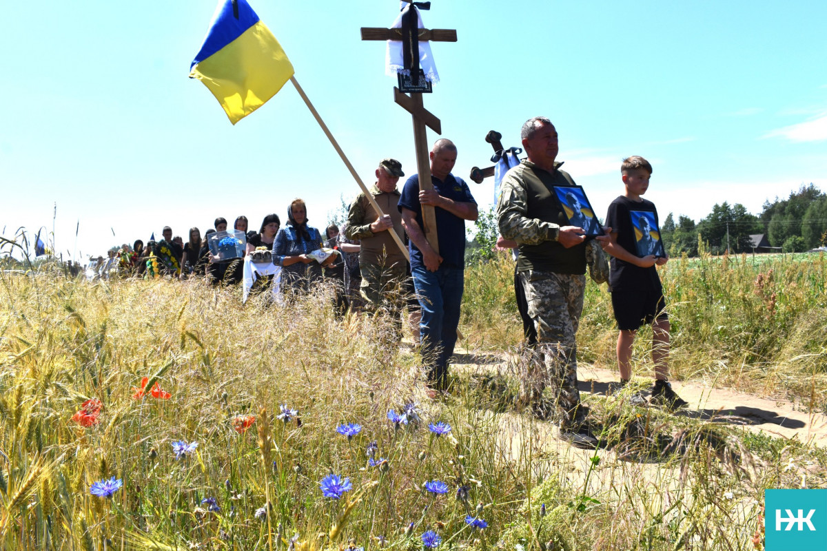 Кохана – у чорному, село – в сльозах: на Волині попрощалися з молодим Героєм Володимиром Черевком