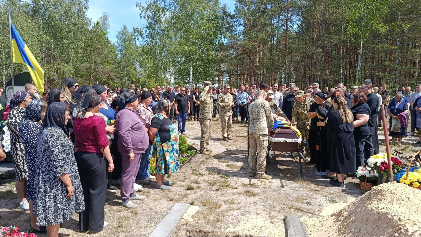 Без батька залишилися троє донечок: волиняни попрощалися із загиблим Героєм Андрієм Григолою