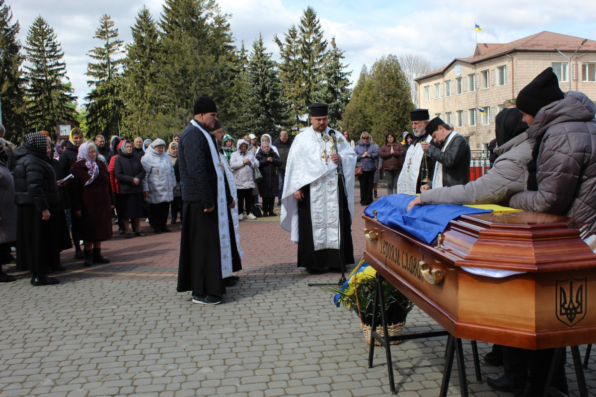 Не дочекалася дружина, не обійняла мама: волиняни попрощалися з полеглим Героєм Дмитром Демчуком