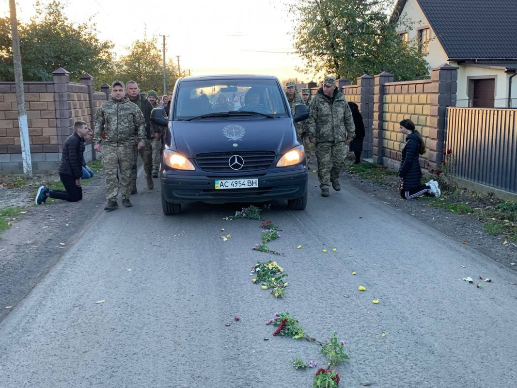 Востаннє додому: у Луцькому районі навколішках зустріли Героя Романа Цисельського