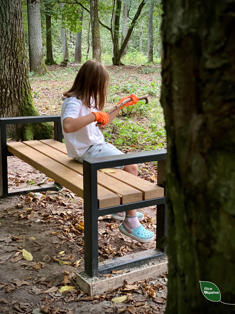 «Як можна засмічувати такі гарні місця?» - лучанка з донькою щодня прибирають у лісі біля міста