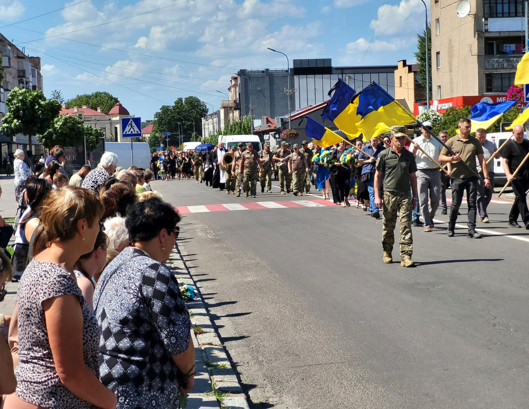 Син і донька втратили батька: на Волині попрощались з Героєм Дмитром Лисюком