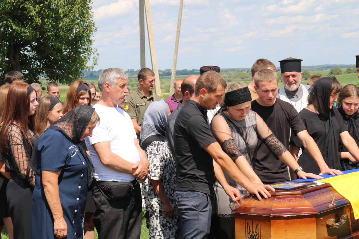 Невтомний трудівник, гарний сім’янин і надійний друг: на Волині всім селом ховали загиблого Героя Сергія Кравчука