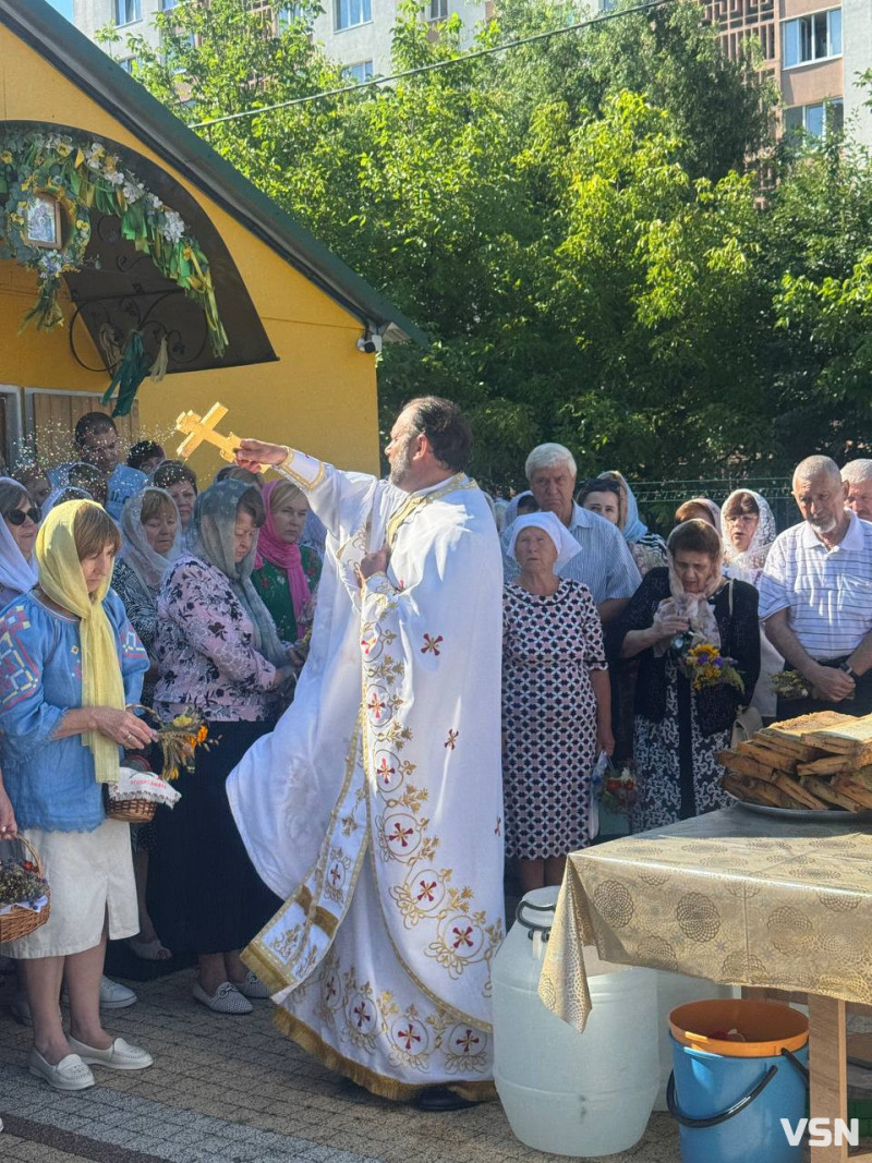 Як у луцькому храмі освячували мак та мед. Фоторепортаж