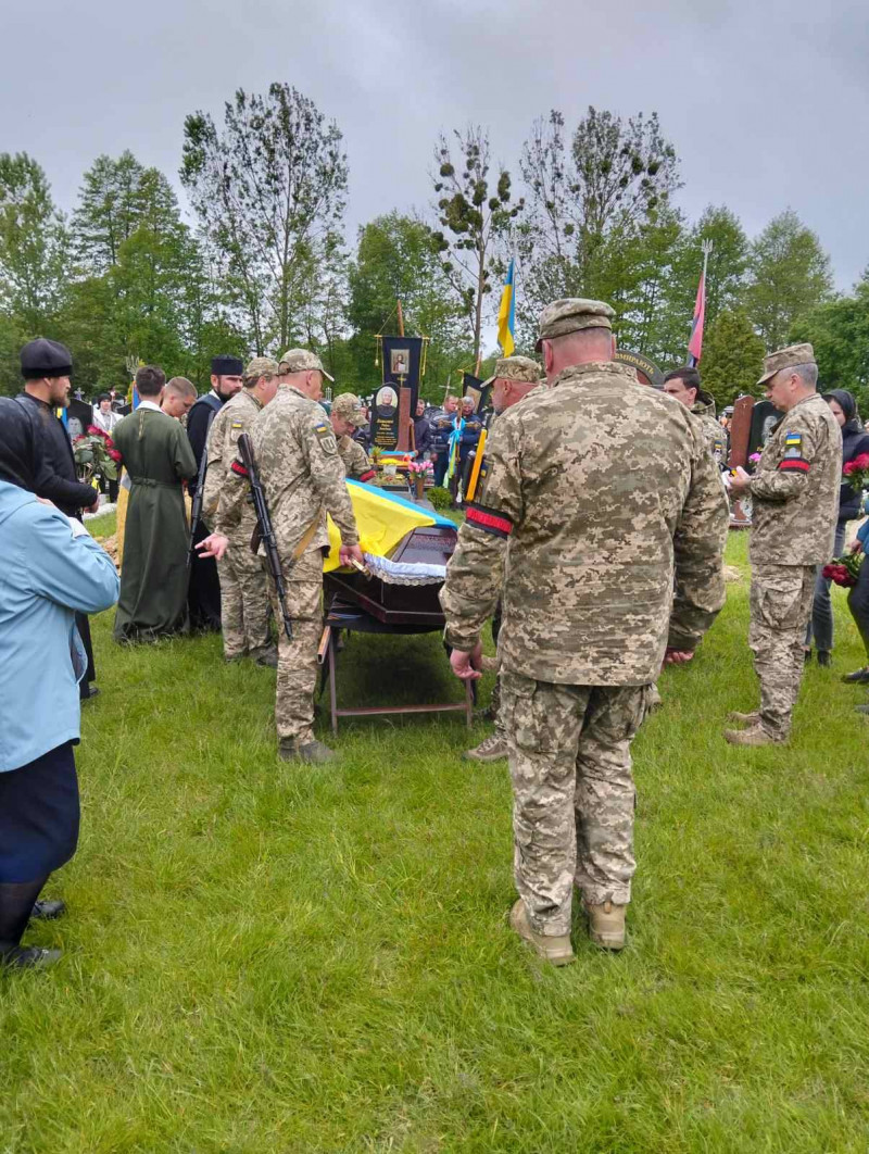 Жорстока війна залишила батьків без сина: у Луцькому районі провели в останню путь 26-річного Героя Романа Климчука