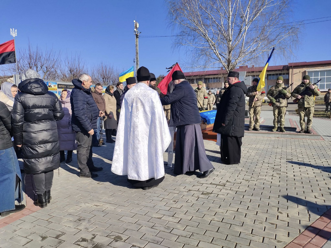 «Любив життя, але клята війна його забрала»: громада на Волині попрощалася з Героєм Аркадієм Луцюком