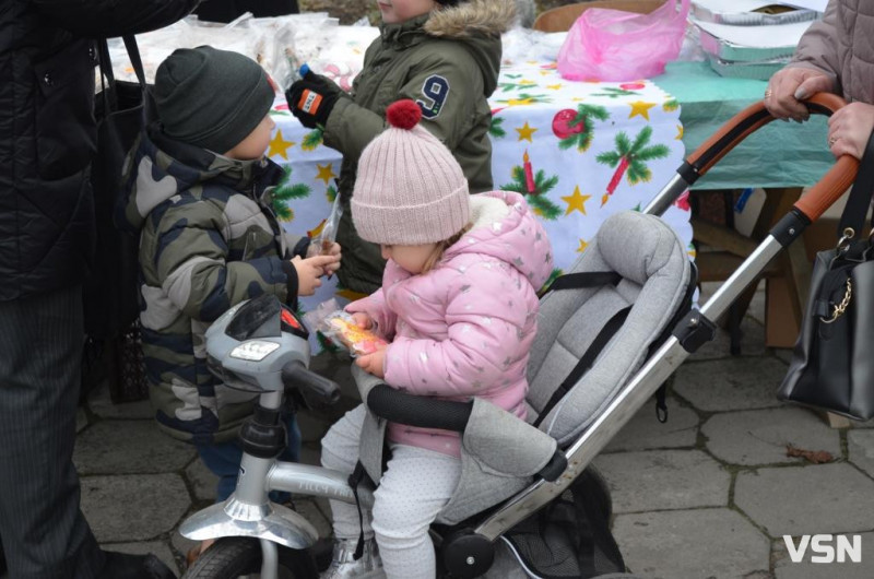 У місті на Волині на благодійному ярмарку зібрали майже 120 тисяч гривень для ЗСУ. Фоторепортаж