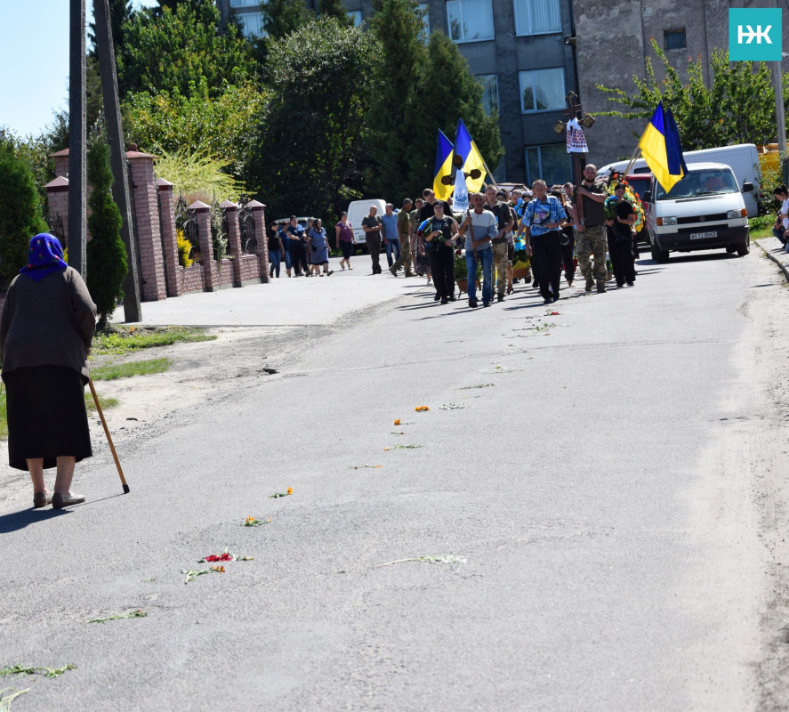 Маленька донечка стояла біля труни і ще не розуміла, що бачить татка востаннє: на Волині попрощалися із молодим Героєм Павлом Макарчуком