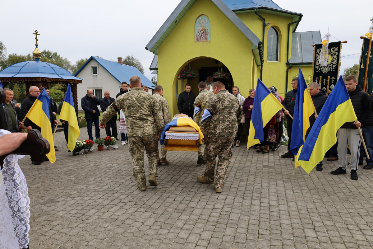 Не встиг одружитися й відчути радості батьківства: на Волині попрощалися з Героєм Олександром Коцурою