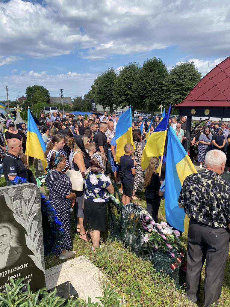 Вічна дорога додому: Волинь попрощалася з полеглим захисником Миколою Корукою