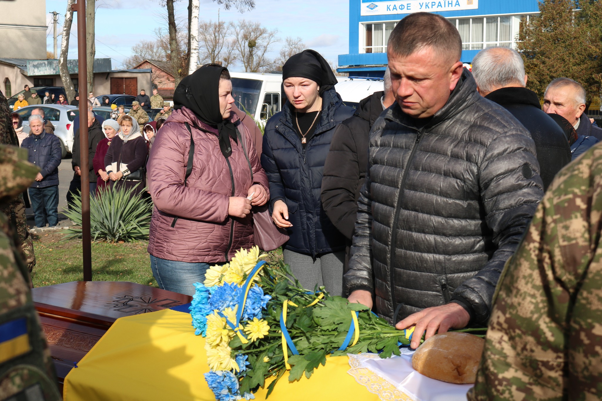 Білим ангелом повернувся додому «на щиті»: на Волині в останню дорогу полеглого на війні Андрія Тихого