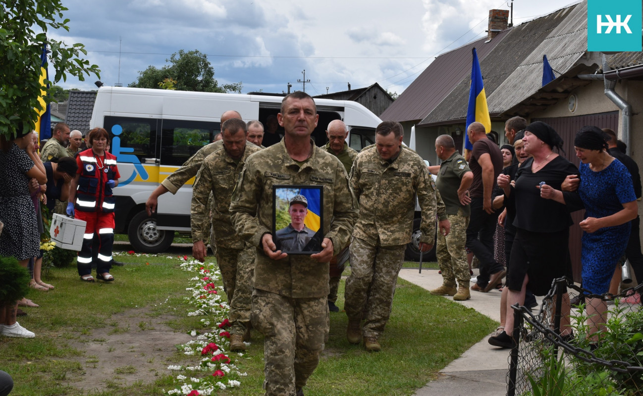 Навіки 22: на Волині усе село вийшло провести у вічність молодого Героя Артема Оласюка