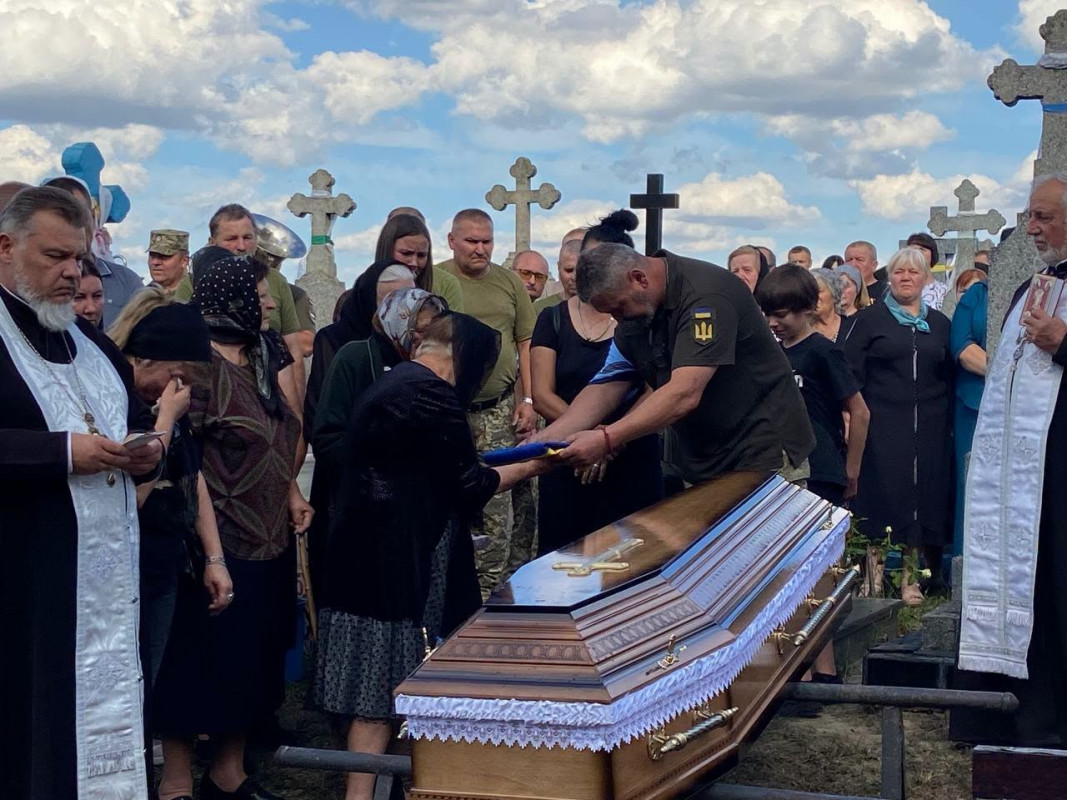 Понад 5 місяців чекали на диво: на Волині попрощалися із загиблим воїном Вадимом Королюком