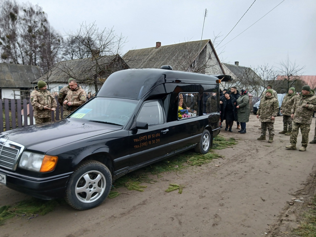 Серце завчасно зупинилося: на Волині провели в останню земну дорогу захисника Миколу Синчука