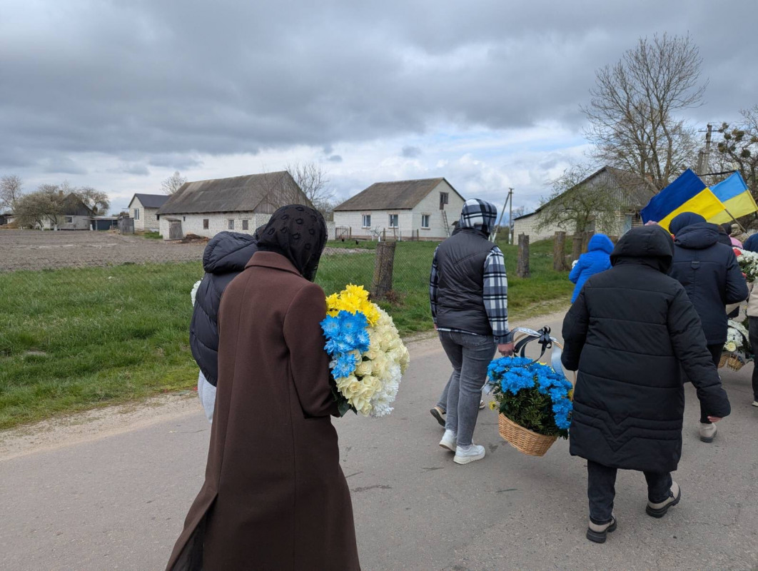 Понад півтора року вважався зниклим безвісти: на Волинь «на щиті» повернувся Герой Дмитро Новосад