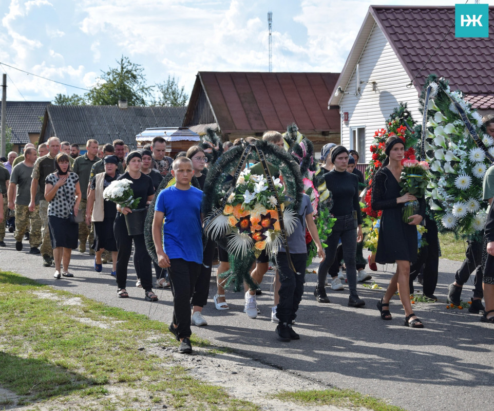 Понад рік вважався безвісти зниклим: на Волині всім селом прощалися з молодим Героєм Василем Канюкою