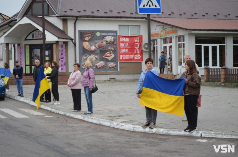 Життя зупинилося на хвилину: у прикордонному місті на Волині вшанували тих, хто загинув від війни