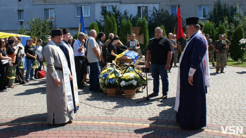 Рідні сподівалися, що в полоні, але дива не сталося: у Рожищі провели в останню путь воїна Миколу Катеринюка