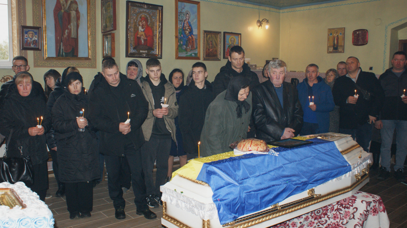 «Встелили всі села квітами, а хлопчика мого немає…»: у громаді на Волині провели в останню дорогу Героя Миколу Загоровця