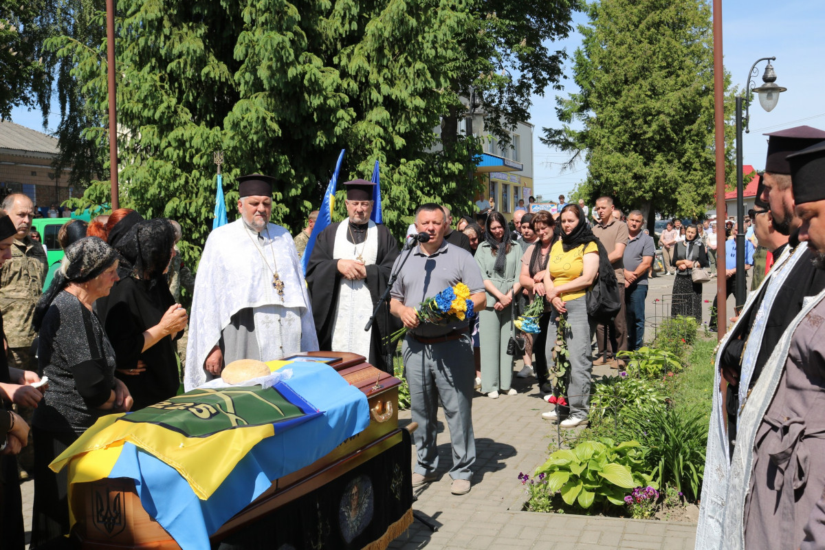Понад 2 роки вважався зниклим безвісти: на Волині поховали воїна Віктора Миколайчука