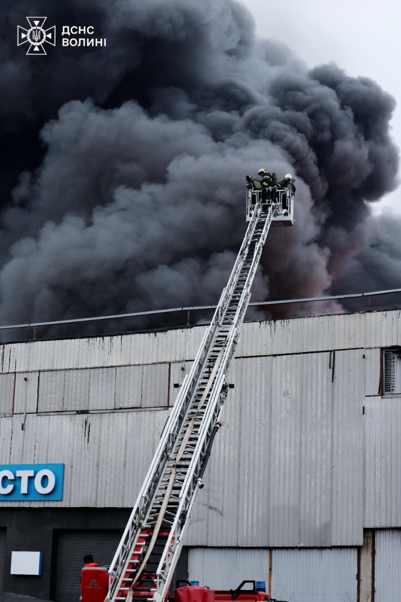 Російські обстріли у Луцьку: рятувальники загасили великі пожежі на цивільних об’єктах. Фото