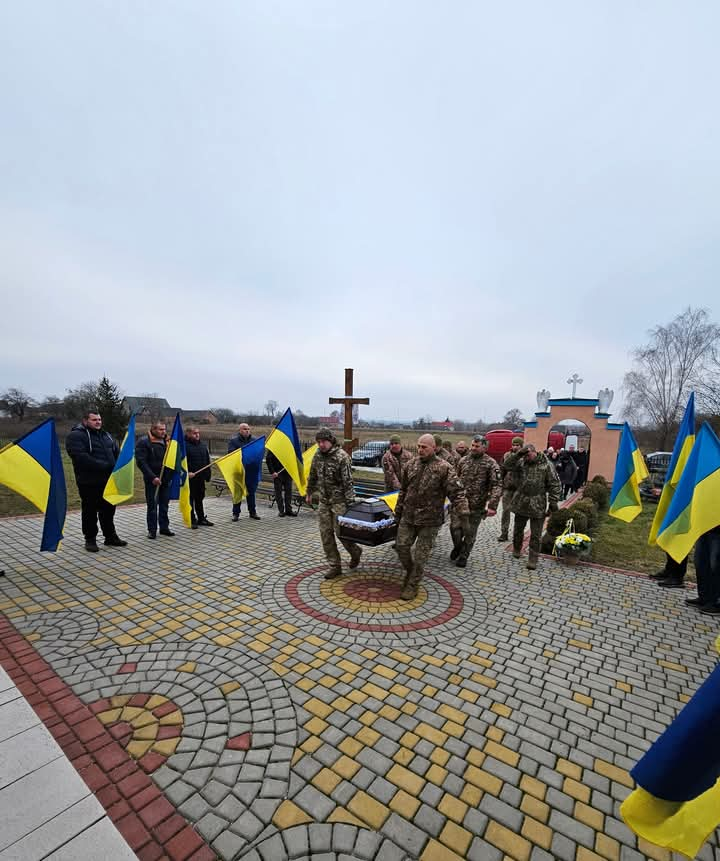 Найменший син ще тільки п'ятикласник: на Волині попрощалися із загиблим Героєм, багатодітним батьком Олександром Музикою