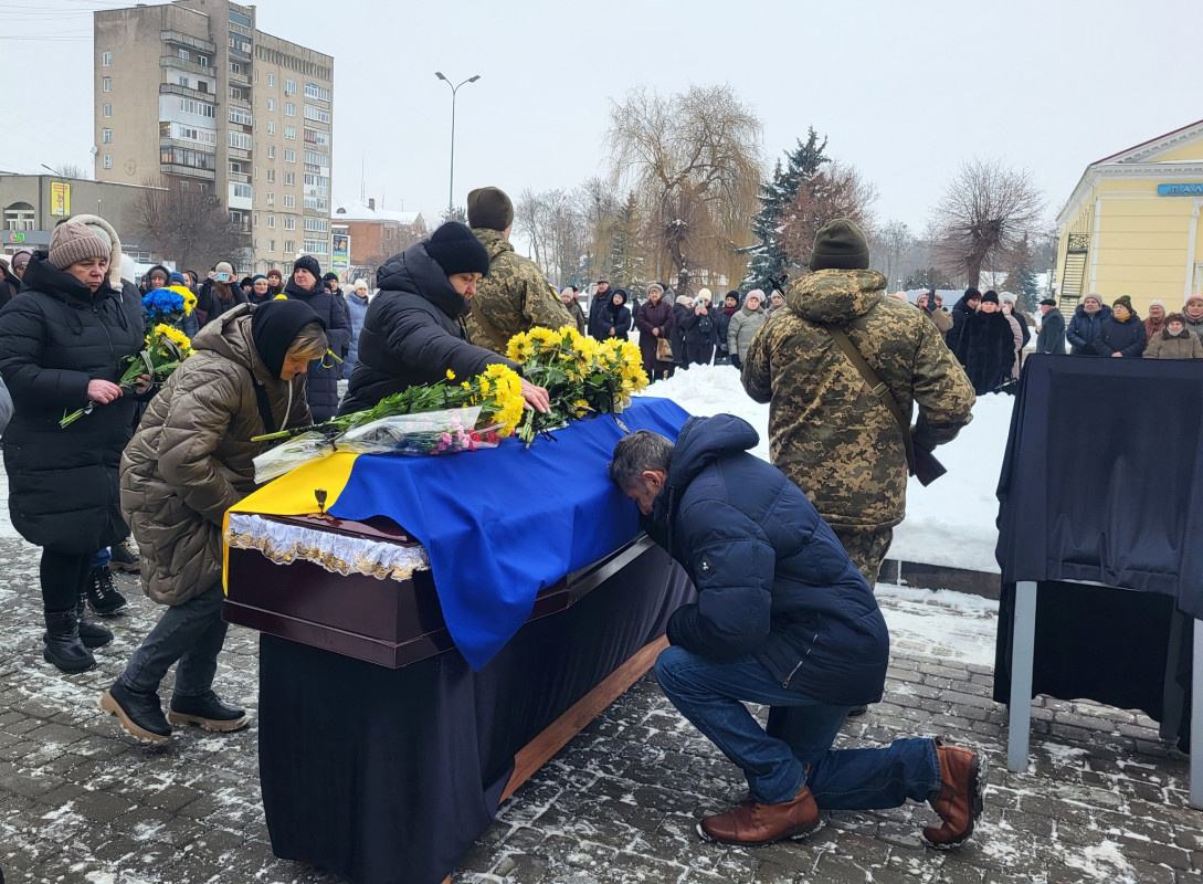 Казав «Воюватиму до Перемоги»: на Волині попрощалися із Героєм Юрієм Мельником, серце якого зупинилося на війні