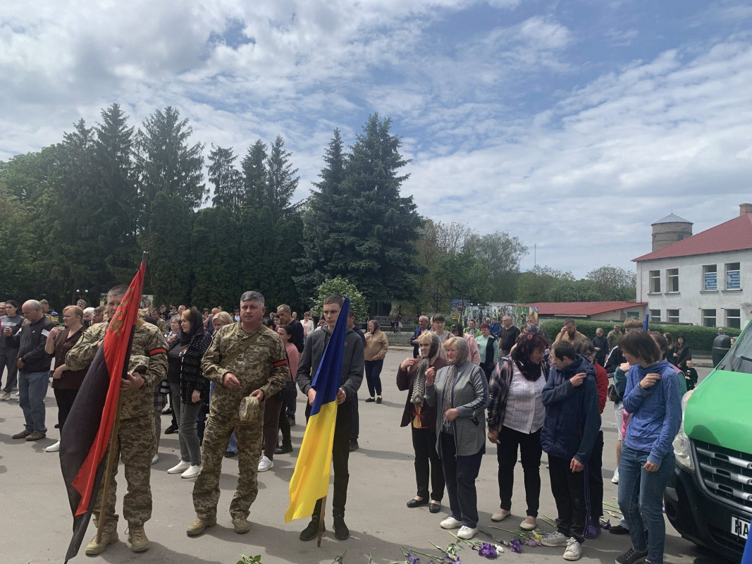 Загинув смертю Героя: на Волині провели в останню путь захисника Олега Хайбу