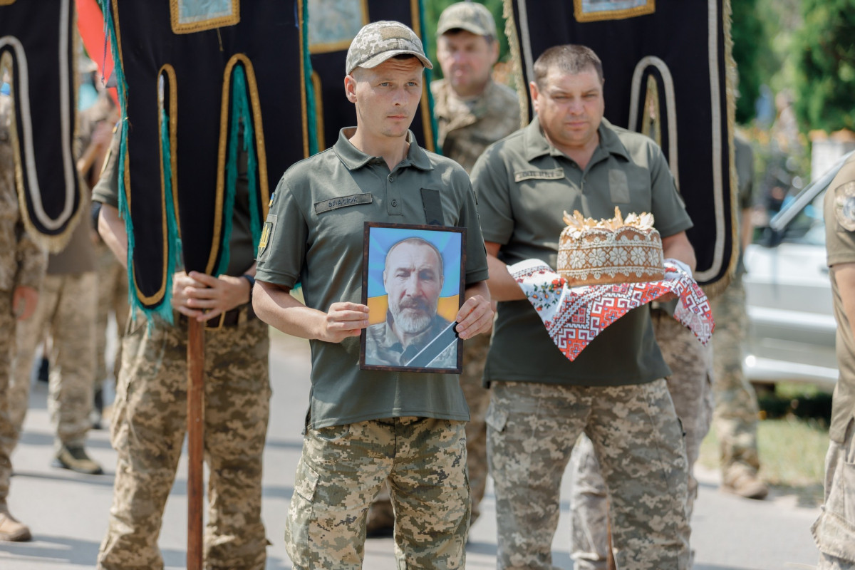 Кращі сини України йдуть у Небесне військо: на Волині в останню дорогу провели загиблого воїна Анатолія Захарчука