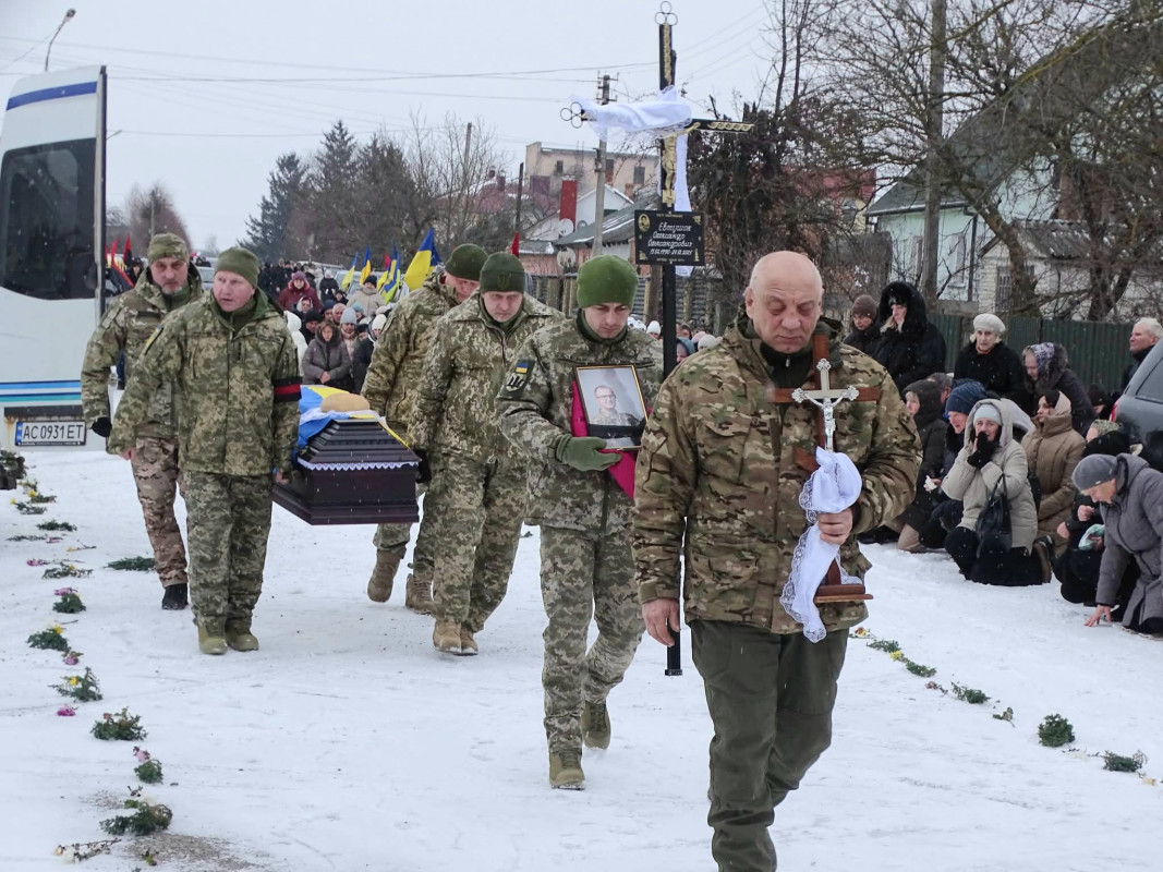 Повернувся додому «на щиті»: волиняни провели на вічний спочинок полеглого капітана Олександра Євтушка