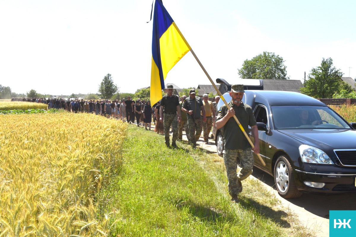 Кохана – у чорному, село – в сльозах: на Волині попрощалися з молодим Героєм Володимиром Черевком