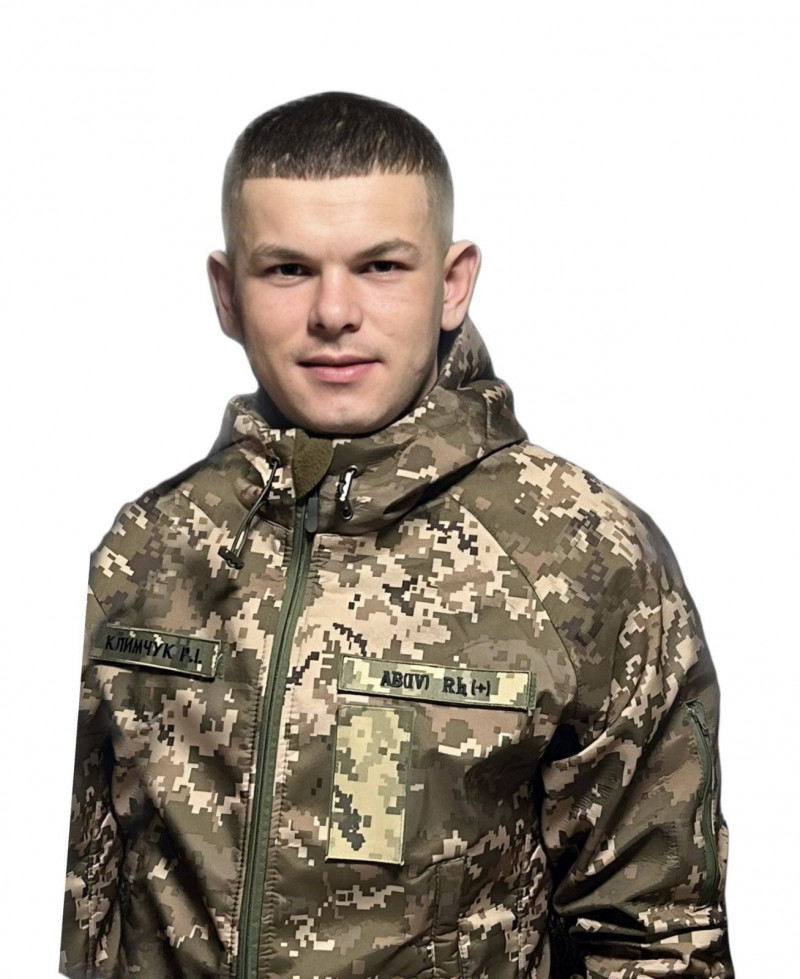 Жорстока війна залишила батьків без сина: у Луцькому районі провели в останню путь 26-річного Героя Романа Климчука
