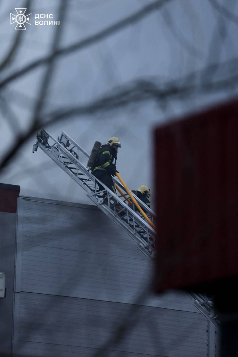 Російські обстріли у Луцьку: рятувальники загасили великі пожежі на цивільних об’єктах. Фото