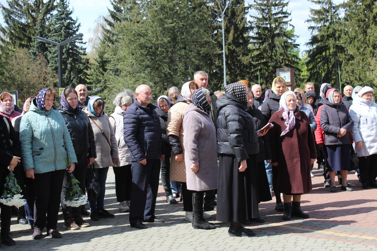 Не дочекалася дружина, не обійняла мама: волиняни попрощалися з полеглим Героєм Дмитром Демчуком