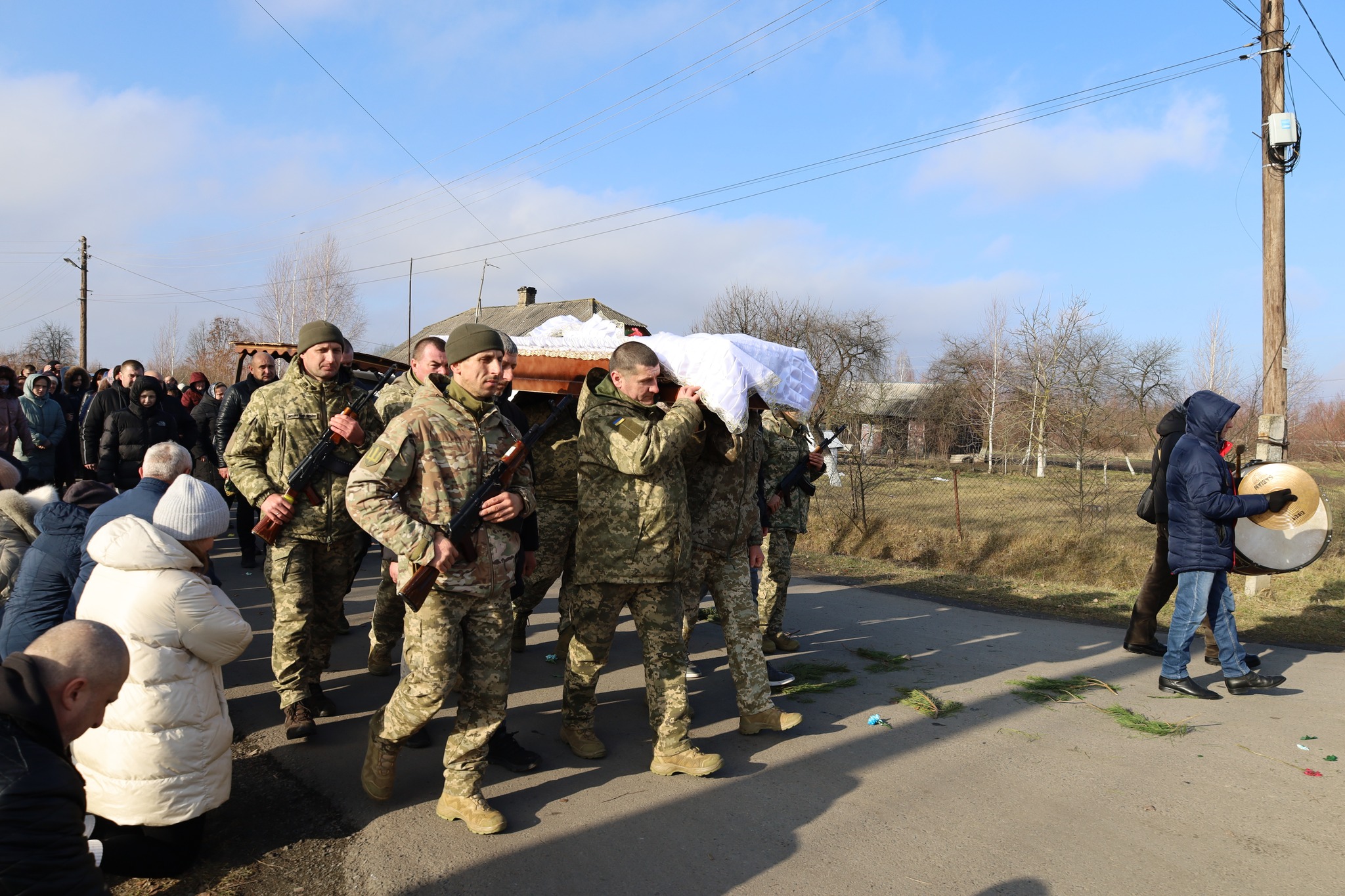 Серце важкопораненого бійця зупинилося після тривалого лікування: на Волині попрощалися з Героєм Русланом Світачем