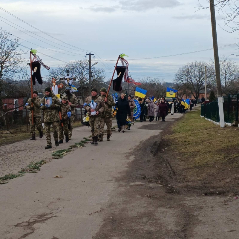 Захищав кожного з нас: волиняни провели в останню дорогу 57-річного Героя Віталія Шарапановського