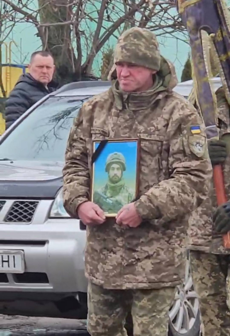 Наприкінці осені мобілізували, а 8 лютого зв’язок з ним обірвався: на Волині провели в останню путь захисника Івана Савлука